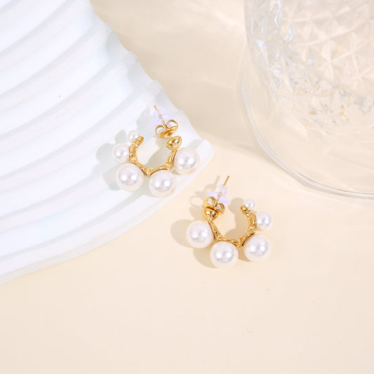 Boucles d'oreilles dorées anneaux ouvertes entourés de perles rondes blanches