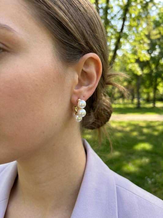 Boucles d'oreilles dorées anneaux ouvertes entourés de perles rondes blanches