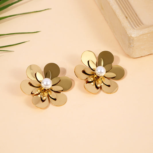 Boucles d'Oreilles Clous Dorées Fleur Brillante Et Perle Blanche Au Centre