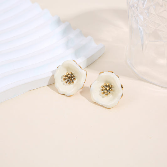 Boucles d'oreilles puces fleur émaillée blanche