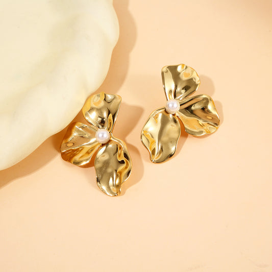 Boucles d'Oreilles Pendantes Dorées Demi Fleur Et Perle Blanche Au Centre