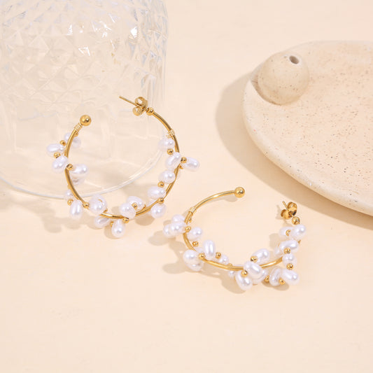 Boucles d'oreilles dorées anneaux ouvertes entourés de perles blanches en forme de haricot