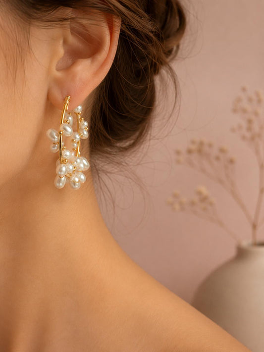 Boucles d'oreilles dorées anneaux ouvertes entourés de perles blanches en forme de haricot
