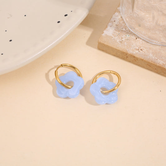 Boucles d'oreilles créoles fleur résine bleue