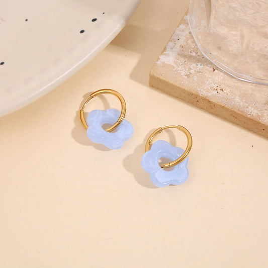 Boucles d'oreilles créoles fleur résine bleue