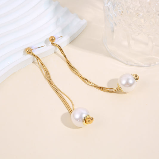 Boucles d’oreilles dorées à 4 chaînes avec fermoir au bout et grande perle pendante