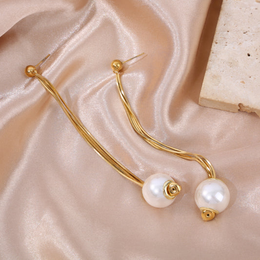 Boucles d’oreilles dorées à 4 chaînes avec fermoir au bout et grande perle pendante