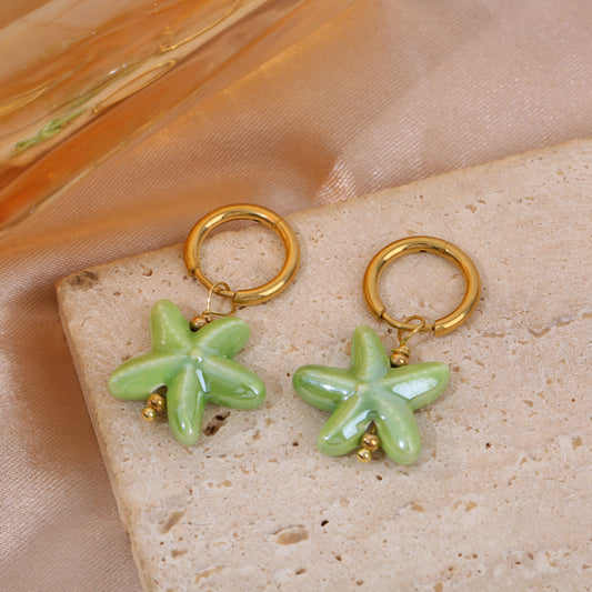 Boucles d'oreilles créoles résine étoile de mer verte