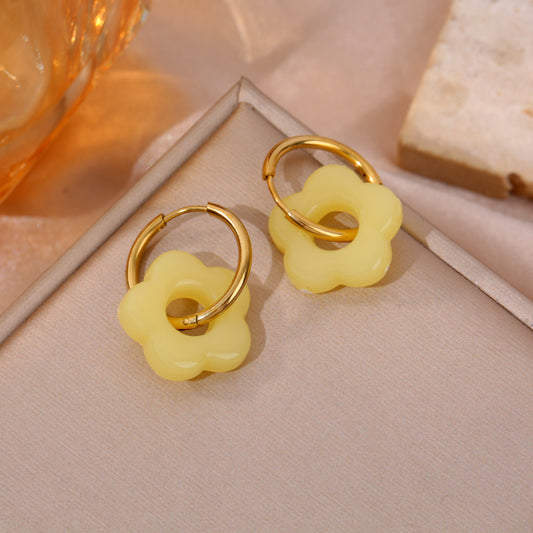 Boucles d'oreilles créoles fleur résine jaune