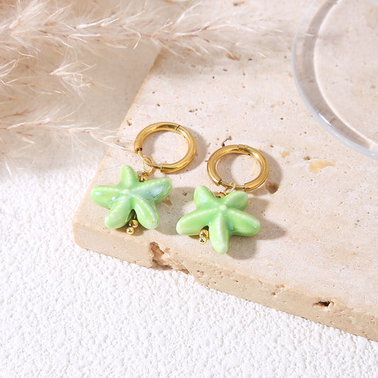 Boucles d'oreilles créoles résine étoile de mer verte