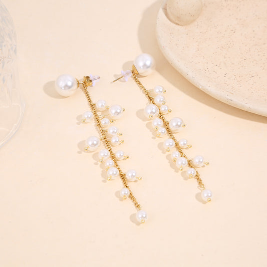 Boucles d'oreilles pendantes dorées ornées de perles à l'arrière