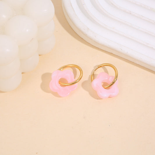 Boucles d'oreilles créoles fleur résine rose claire