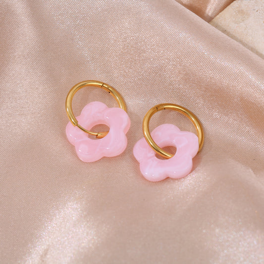 Boucles d'oreilles créoles fleur résine rose claire