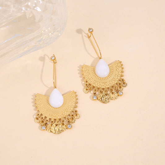 Boucles d'oreilles dorées pendantes gravure strass pierre blanche