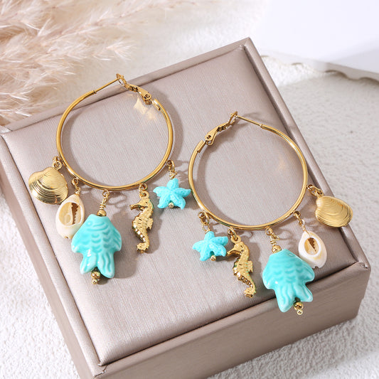 Boucles d'oreilles créoles avec pendentifs marins poisson bleu