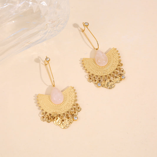 Boucles d'oreilles dorées pendantes gravure strass pierre rose
