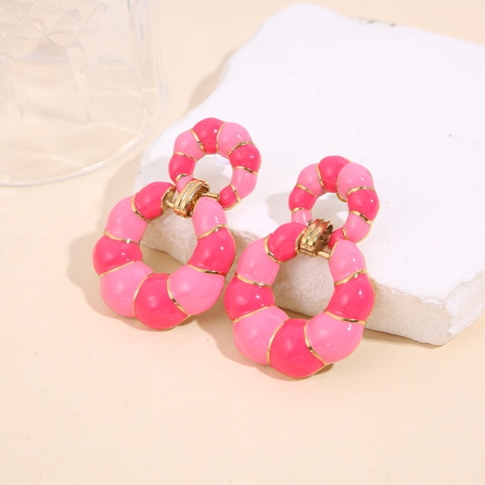 Boucles d'oreilles pendantes double anneaux émaillées roses fuchsia