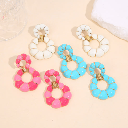 Boucles d'oreilles pendantes double anneaux émaillées roses fuchsia