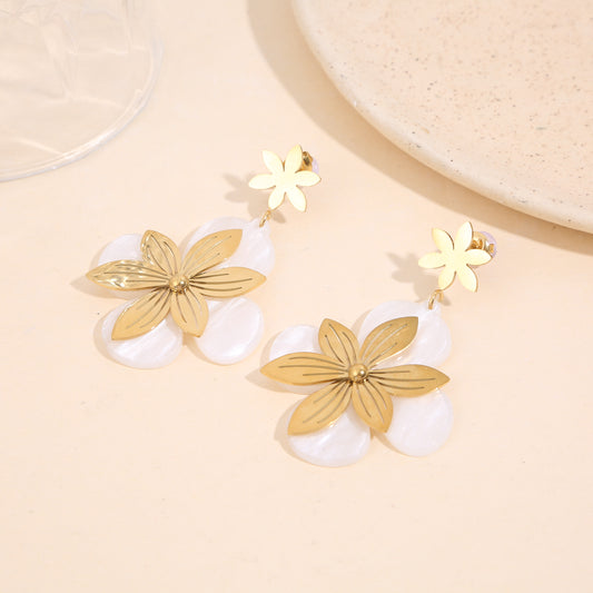 Boucles d'oreilles pendantes double fleur résine blanche