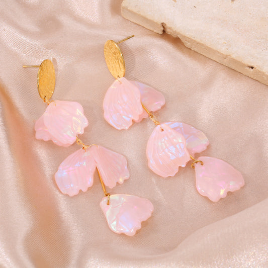 Boucles d'oreilles dorées pendantes avec pétales roses