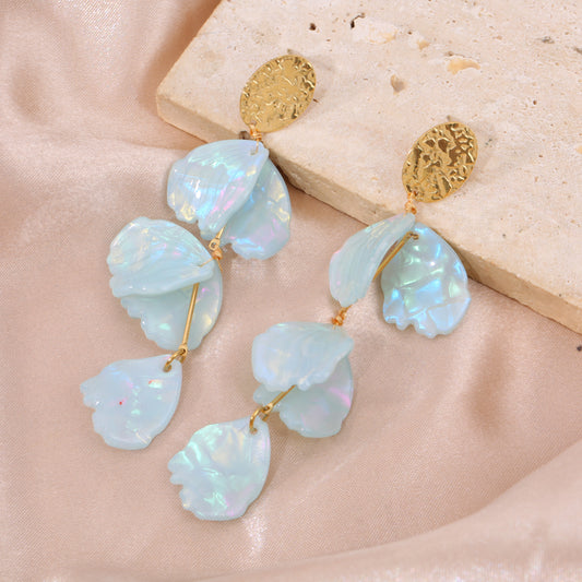 Boucles d'oreilles dorées pendantes avec pétales bleues