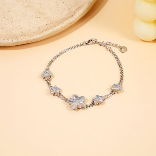 Bracelet Double Chaîne Argentée Avec Fleurs Délicates
