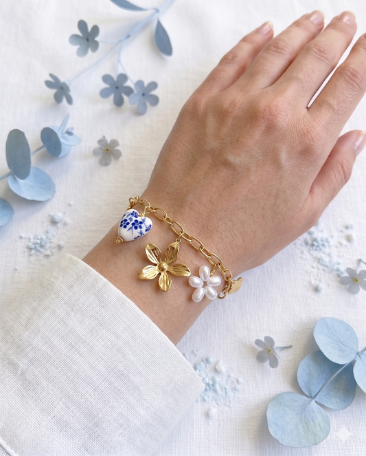 Bracelet doré floral, fleur perlée et cœur porcelaine