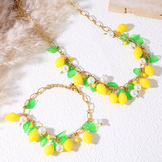 Bracelet chaîne dorée avec citrons et feuilles