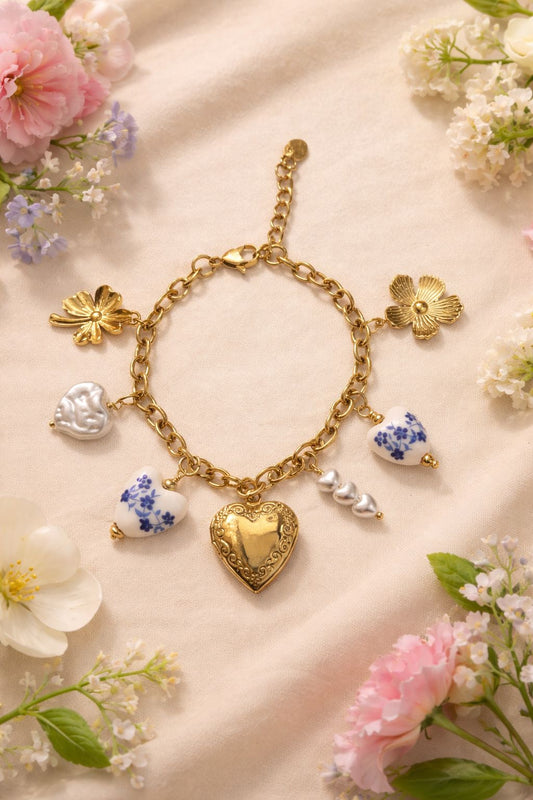 Bracelet chaîne dorée avec breloques cœur porcelaine bleue