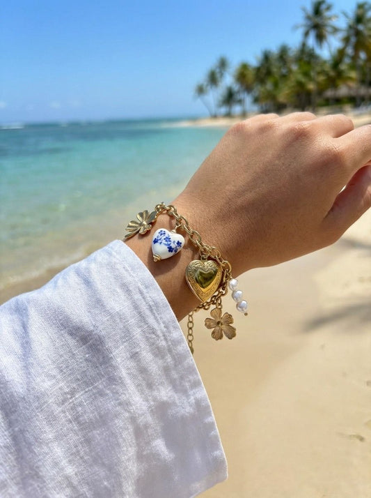 Bracelet chaîne dorée avec breloques cœur porcelaine bleue