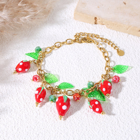 Bracelet chaîne dorée avec breloques fraises et feuilles