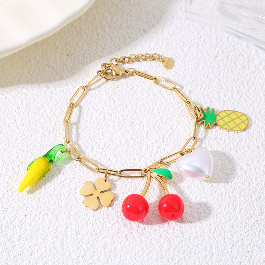 Bracelet chaîne dorée avec breloques fruitées et perle