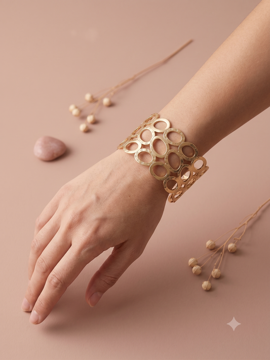 Bracelet manchette dorée ajourée cercles graphiques