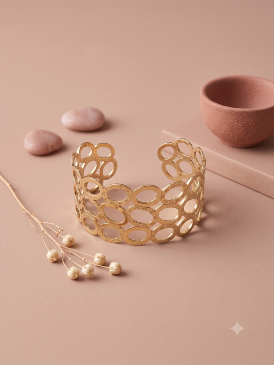 Bracelet manchette dorée ajourée cercles graphiques