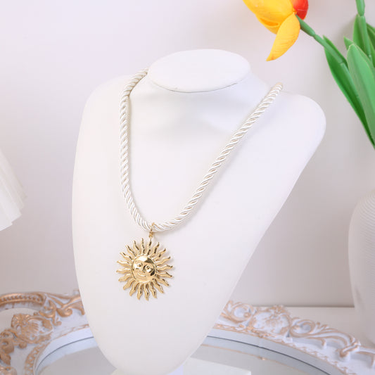 Collier Corde Torsadée Et Soleil Texturé Doré