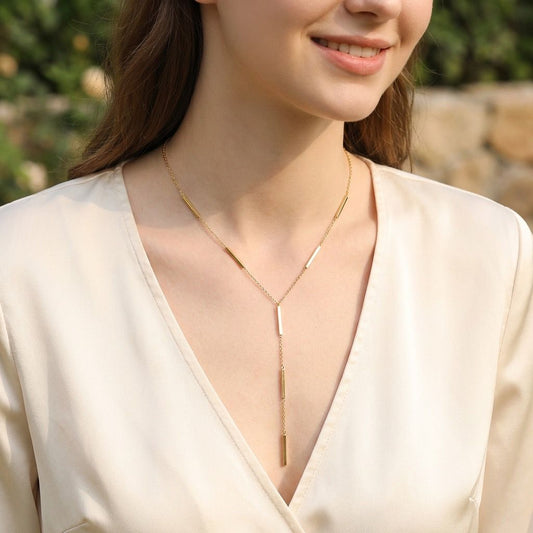 Collier chaîne fine en Y orné de tubes lisses