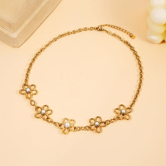 Collier Chaîne Dorée Fleurs Et Perles Blanches