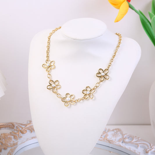 Collier Chaîne Dorée Fleurs Et Perles Blanches