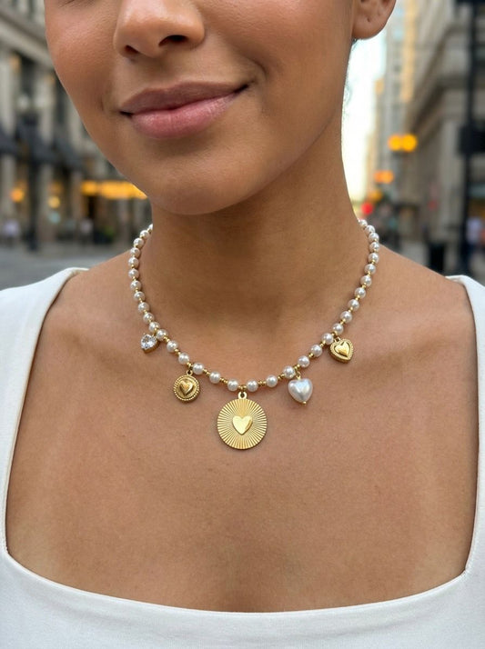 Collier doré chaîne bille et perle blanche pendentifs cœurs