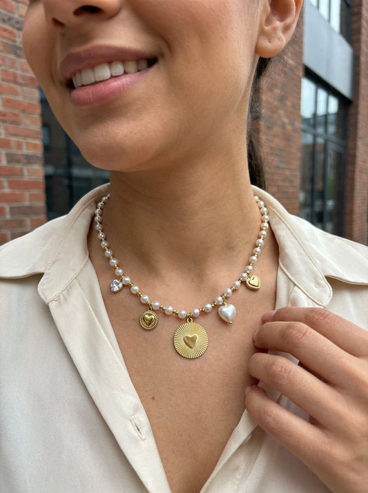 Collier doré chaîne bille et perle blanche pendentifs cœurs