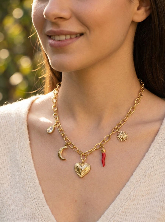 Collier chaîne avec 5 breloques cœur piment soleil