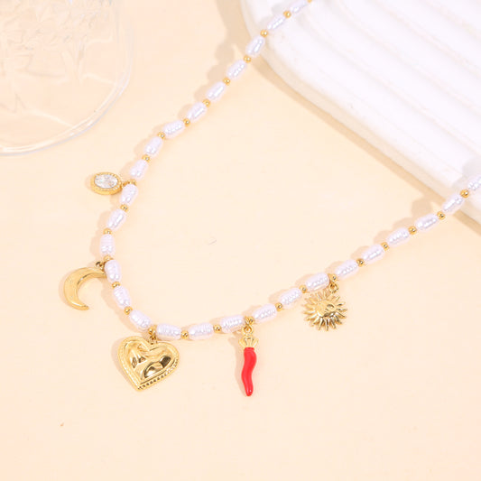 Collier chaîne perlée avec 5 breloques cœur piment soleil