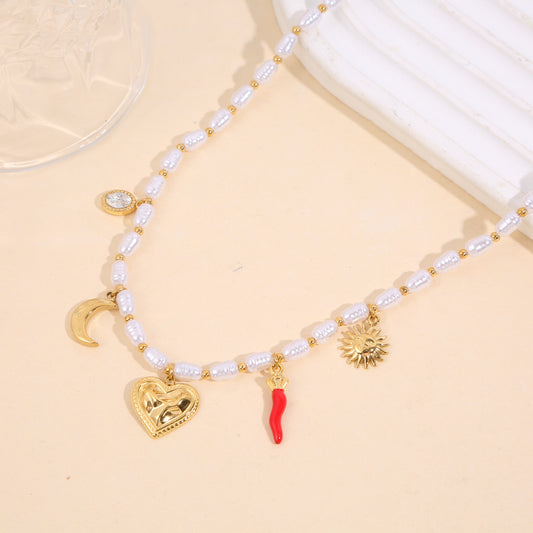 Collier chaîne perlée avec 5 breloques cœur piment soleil