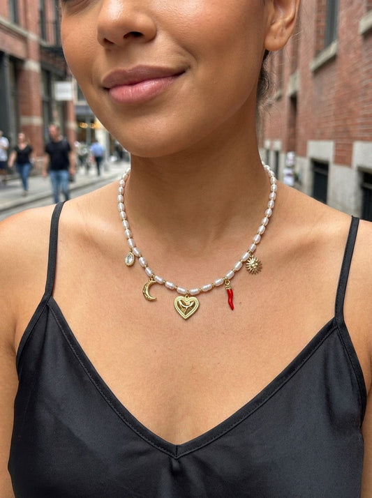 Collier chaîne perlée avec 5 breloques cœur piment soleil