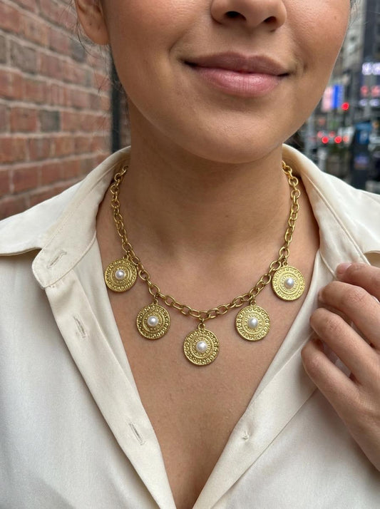 Collier Chaîne Dorée Médaillons Texturés Et Perles Blanches