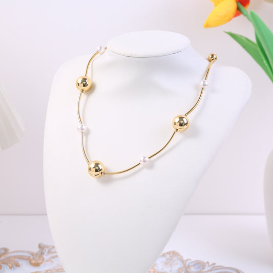 Collier Doré Sphère Et Perles Blanches