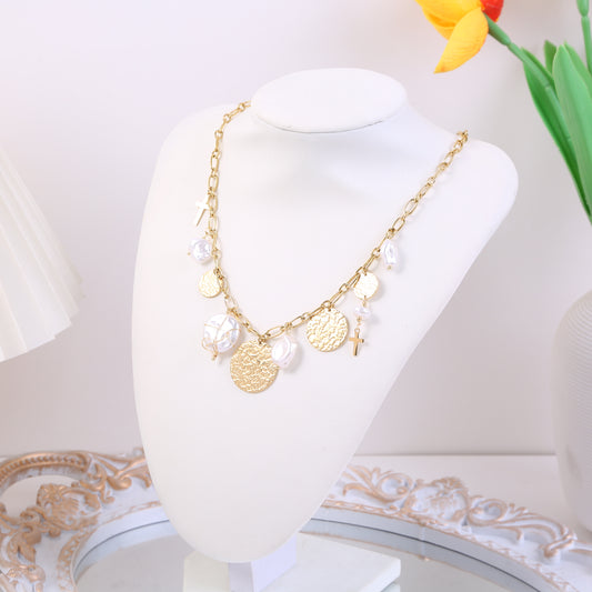 Collier Chaîne Dorée Médaillons Martelés Et Perles Blanches Baroques