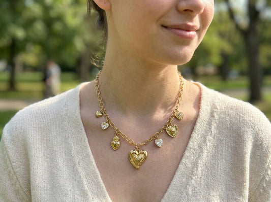 Collier doré divers pendentifs cœurs bombé lisse, strassé, ex-voto