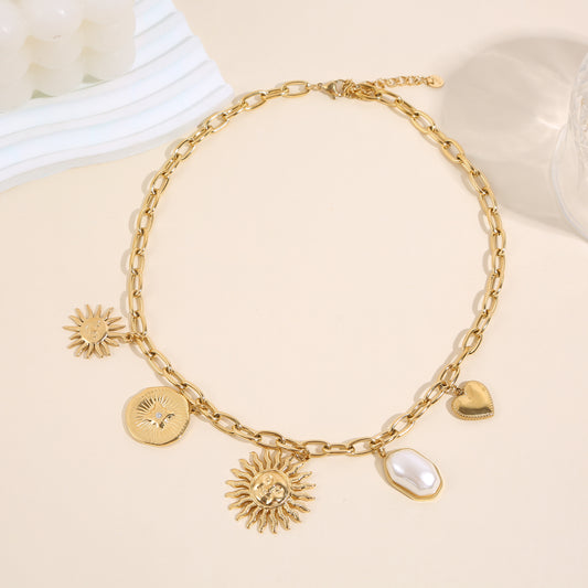 Collier chaîne dorée maillons soleil visage blanc