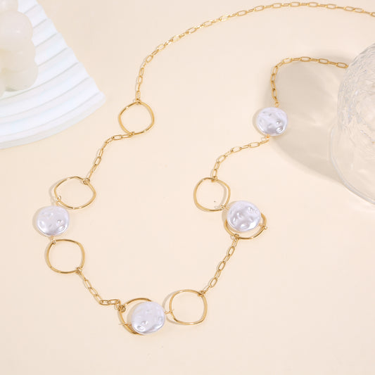 Collier sautoir doré cerles fins et perles blanche rondes et plates